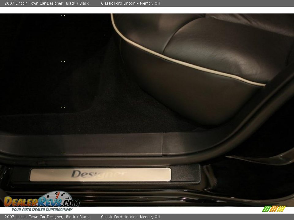 2007 Lincoln Town Car Designer Black / Black Photo #17