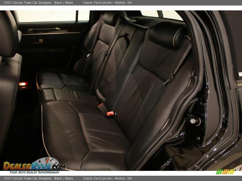 2007 Lincoln Town Car Designer Black / Black Photo #18