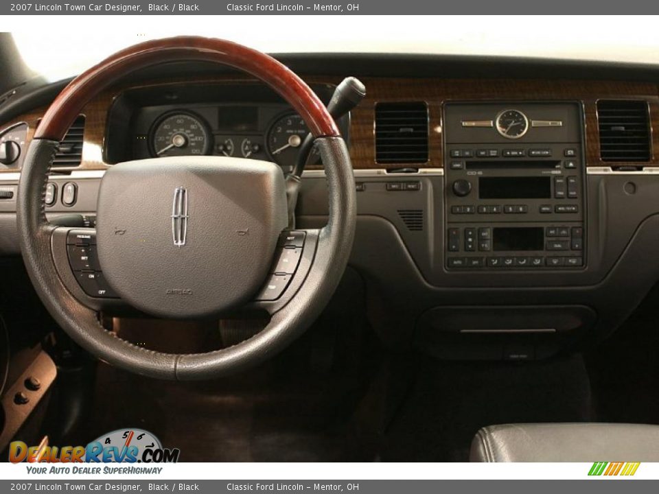 Dashboard of 2007 Lincoln Town Car Designer Photo #19
