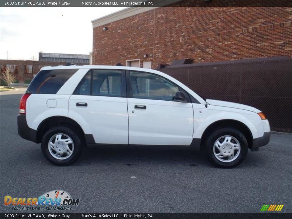 White 2003 Saturn VUE AWD Photo #2