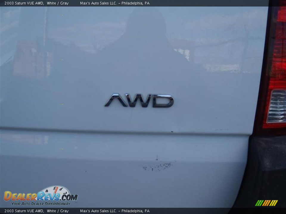 2003 Saturn VUE AWD White / Gray Photo #12