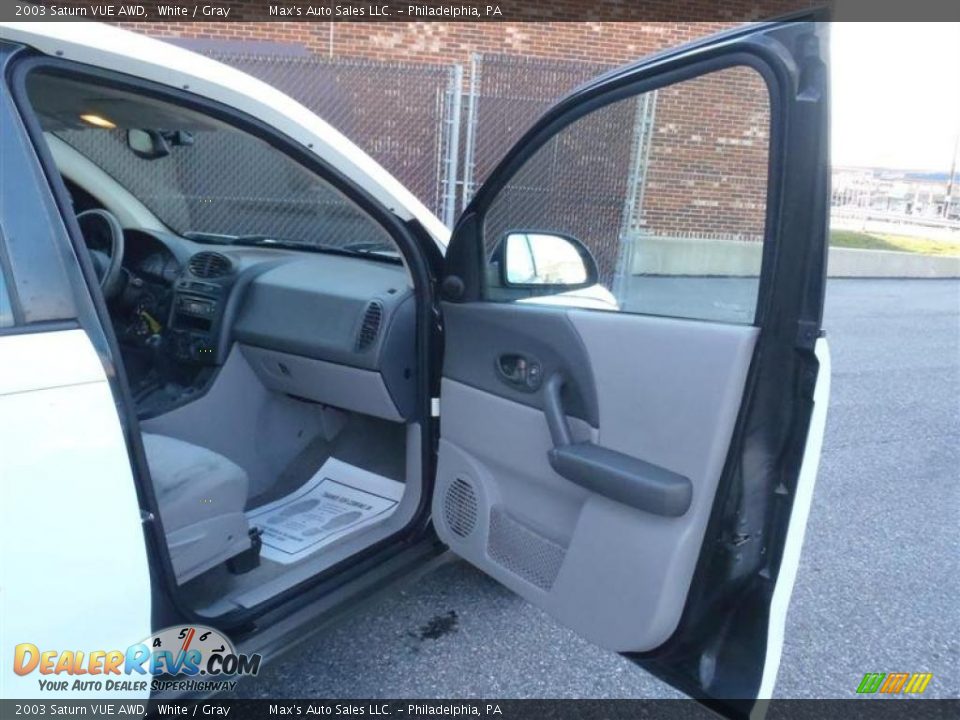 2003 Saturn VUE AWD White / Gray Photo #26