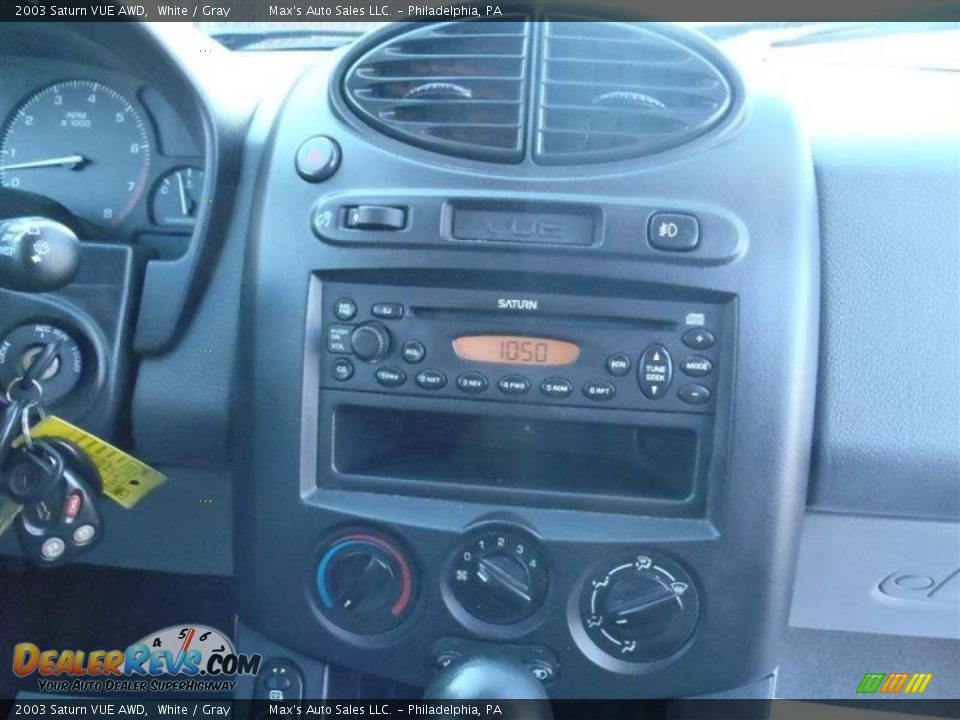 Controls of 2003 Saturn VUE AWD Photo #34
