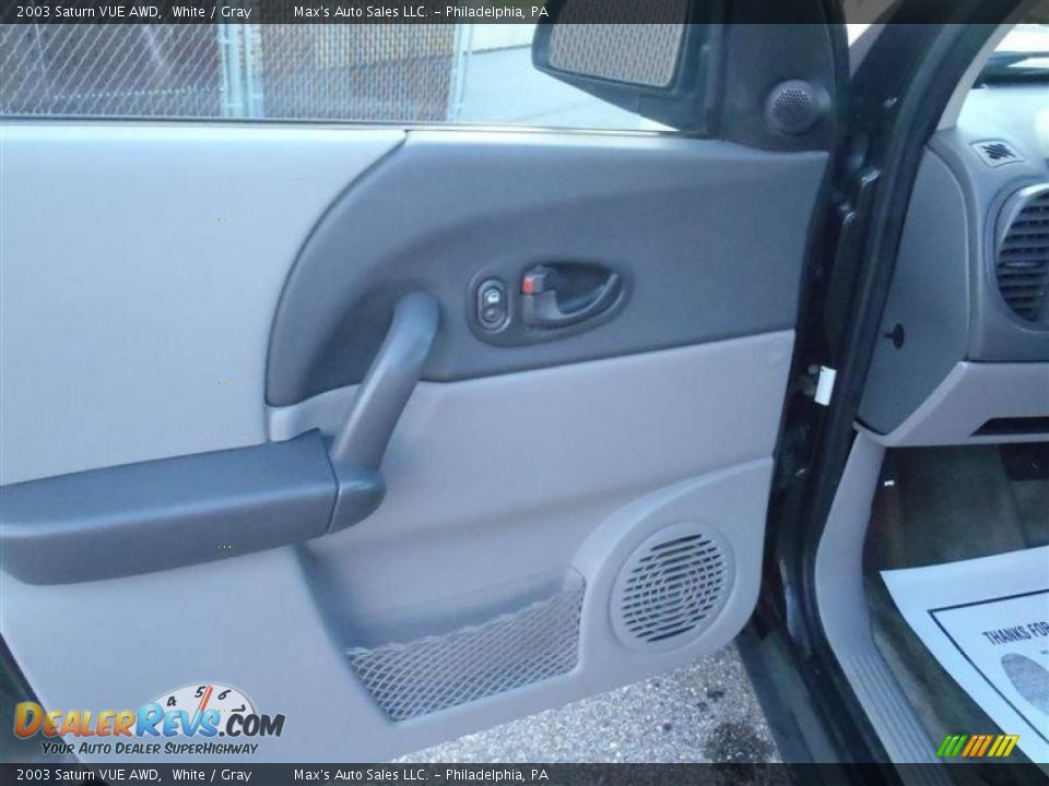 2003 Saturn VUE AWD White / Gray Photo #36