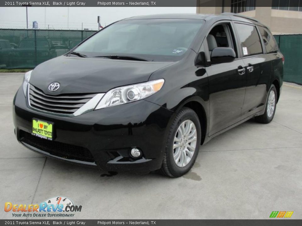 Front 3/4 View of 2011 Toyota Sienna XLE Photo #7