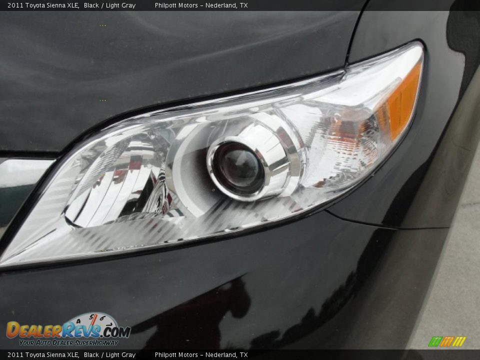 2011 Toyota Sienna XLE Black / Light Gray Photo #9