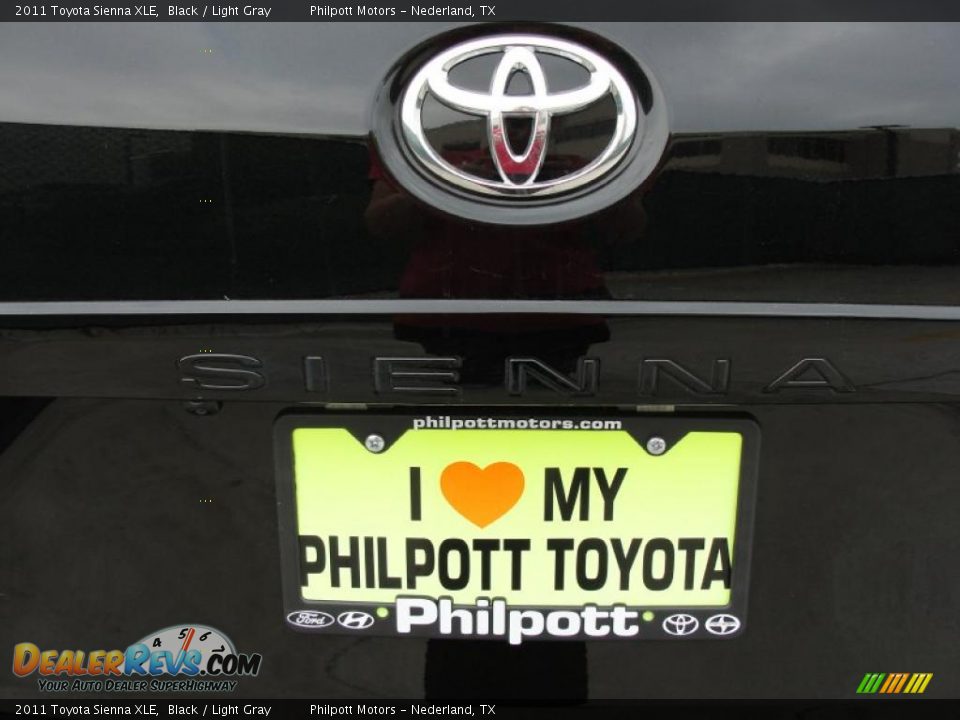 2011 Toyota Sienna XLE Black / Light Gray Photo #15