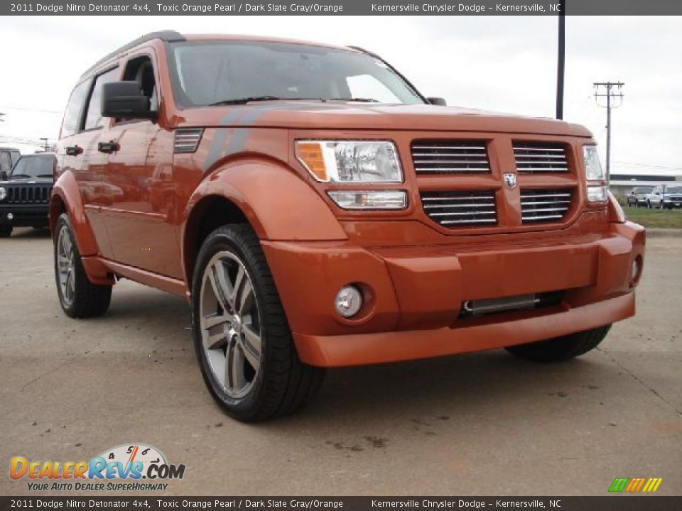 Front 3/4 View of 2011 Dodge Nitro Detonator 4x4 Photo #1