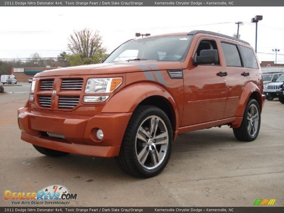 Front 3/4 View of 2011 Dodge Nitro Detonator 4x4 Photo #7