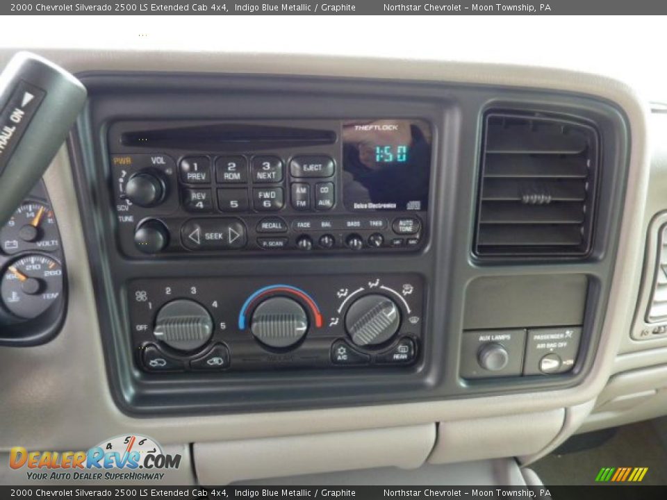 Controls of 2000 Chevrolet Silverado 2500 LS Extended Cab 4x4 Photo #14