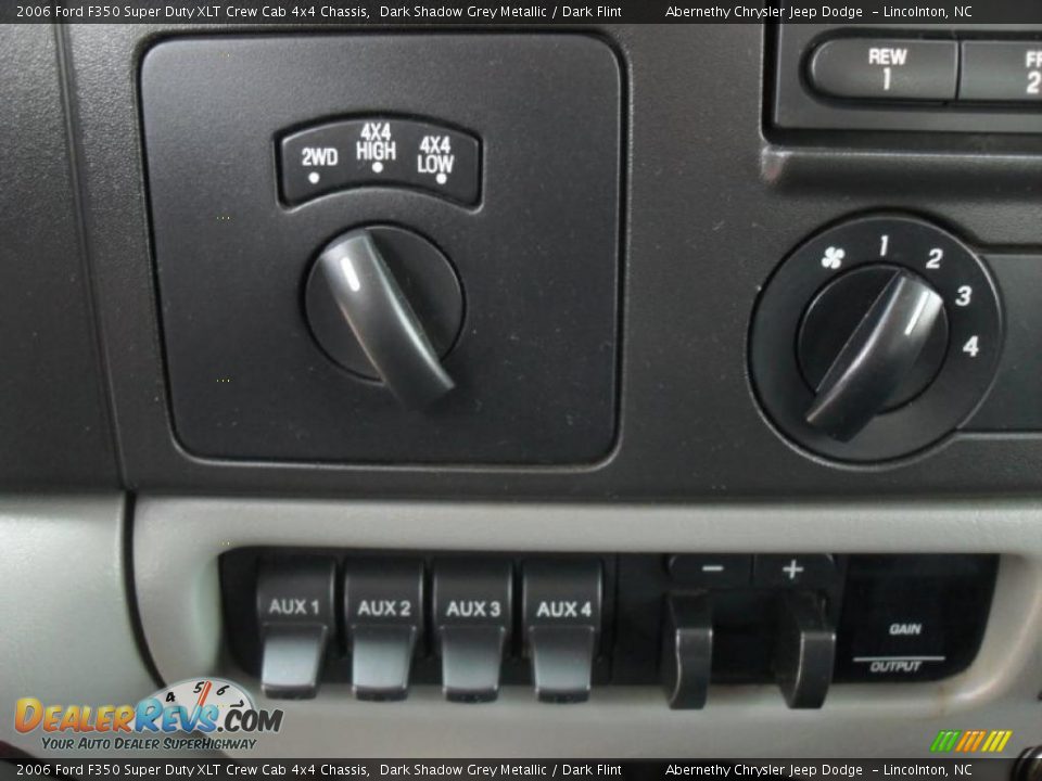 Controls of 2006 Ford F350 Super Duty XLT Crew Cab 4x4 Chassis Photo #11