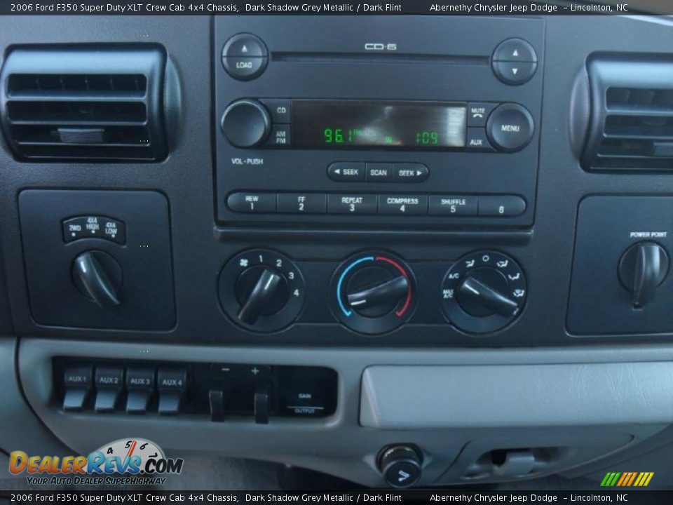 Controls of 2006 Ford F350 Super Duty XLT Crew Cab 4x4 Chassis Photo #12