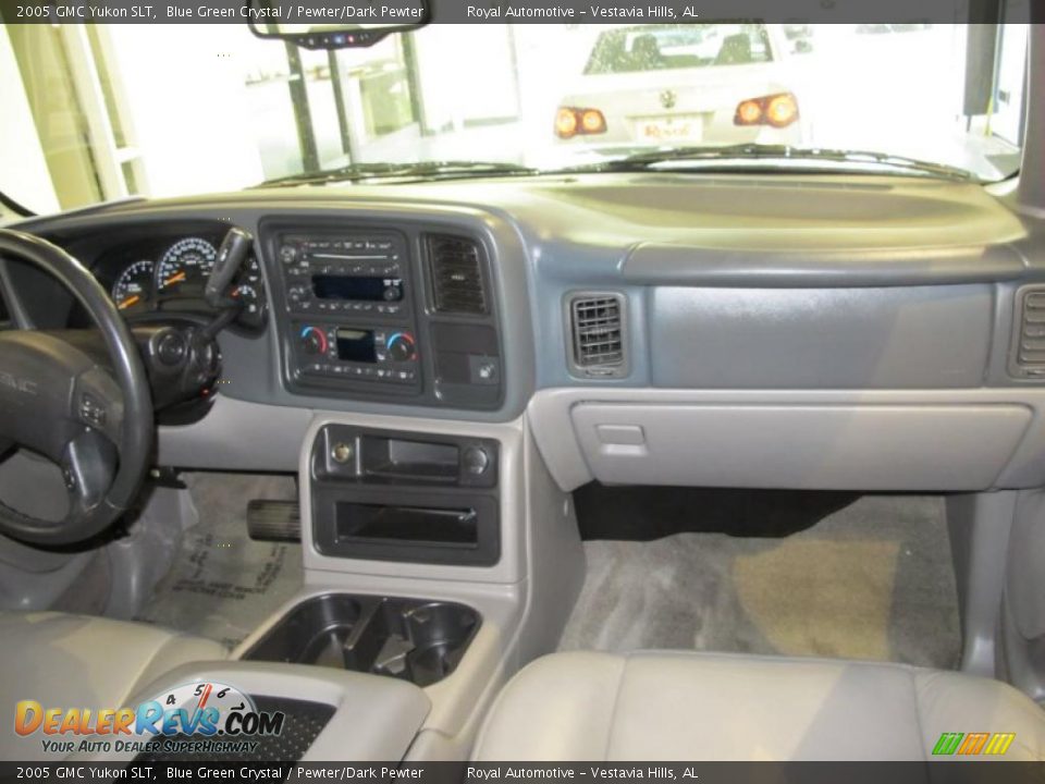 Dashboard of 2005 GMC Yukon SLT Photo #9