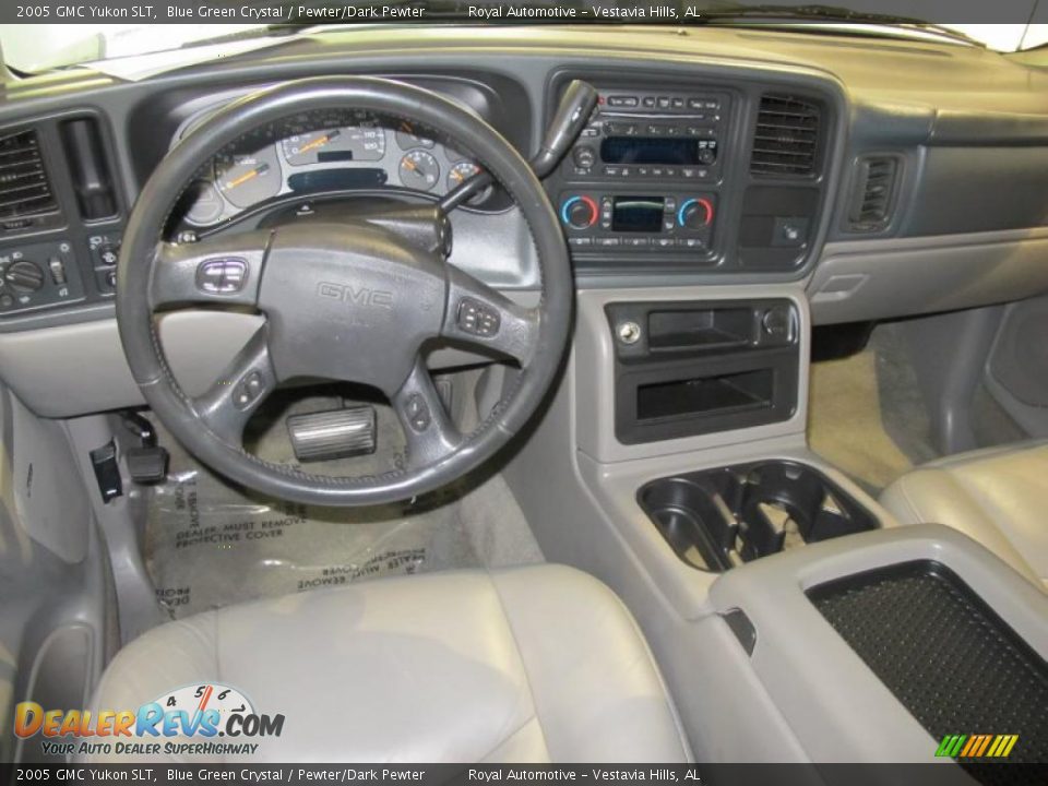 Dashboard of 2005 GMC Yukon SLT Photo #13