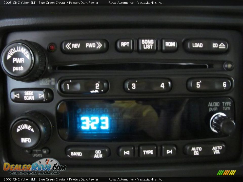 Controls of 2005 GMC Yukon SLT Photo #18