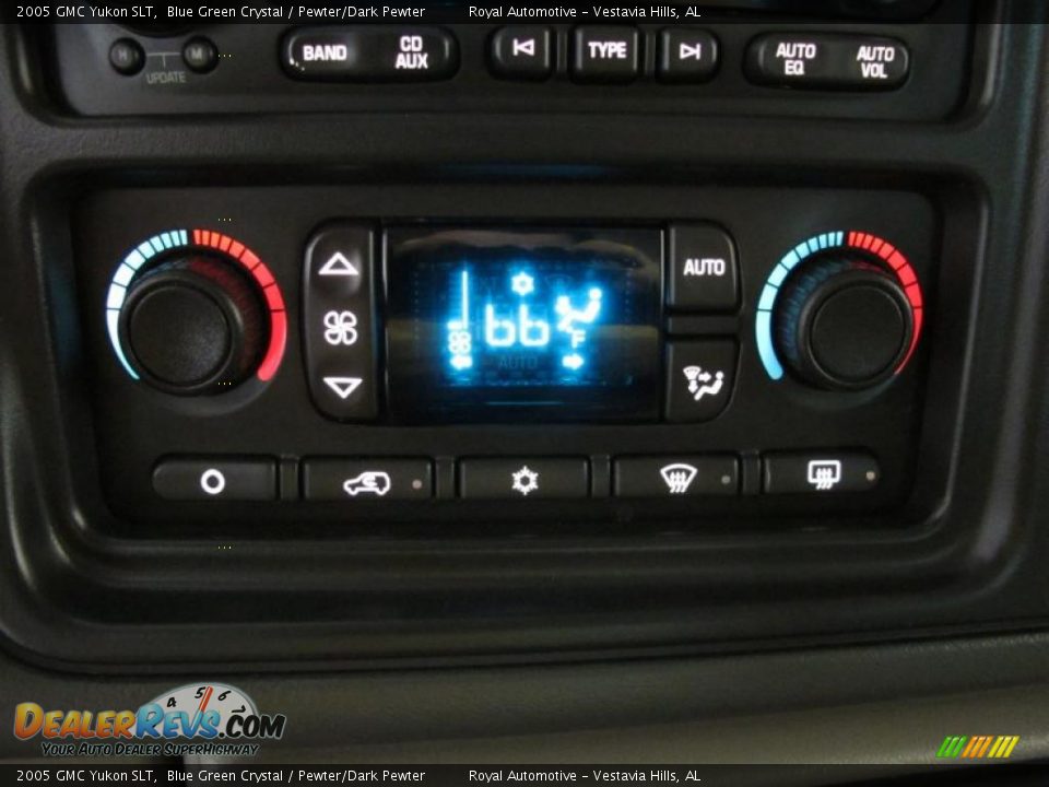 Controls of 2005 GMC Yukon SLT Photo #19
