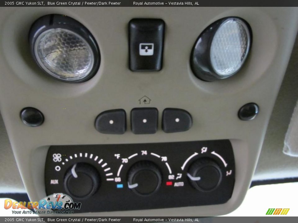 Controls of 2005 GMC Yukon SLT Photo #20