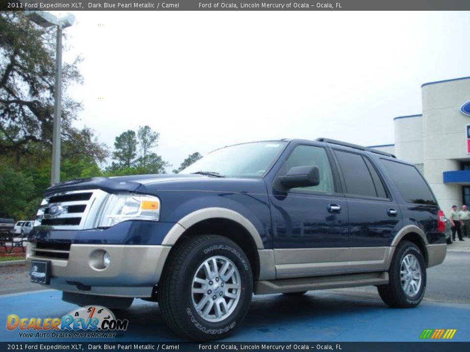 Front 3/4 View of 2011 Ford Expedition XLT Photo #1