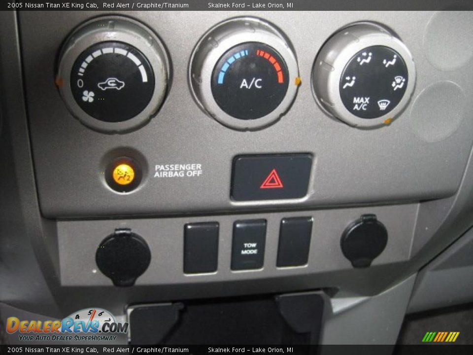 Controls of 2005 Nissan Titan XE King Cab Photo #28