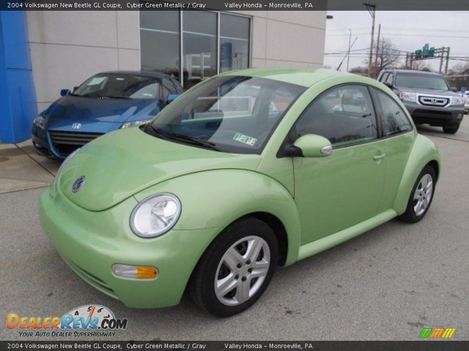 Front 3/4 View of 2004 Volkswagen New Beetle GL Coupe Photo #2