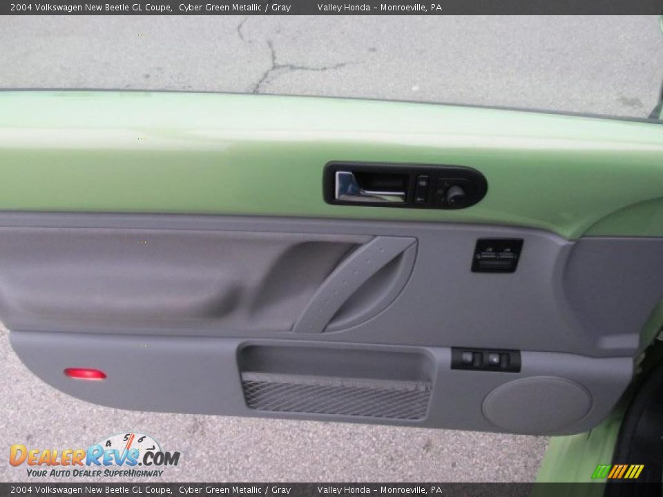 2004 Volkswagen New Beetle GL Coupe Cyber Green Metallic / Gray Photo #8