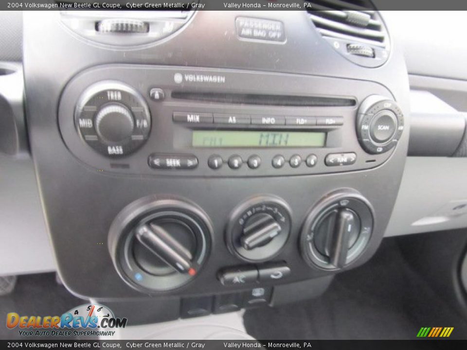 2004 Volkswagen New Beetle GL Coupe Cyber Green Metallic / Gray Photo #10