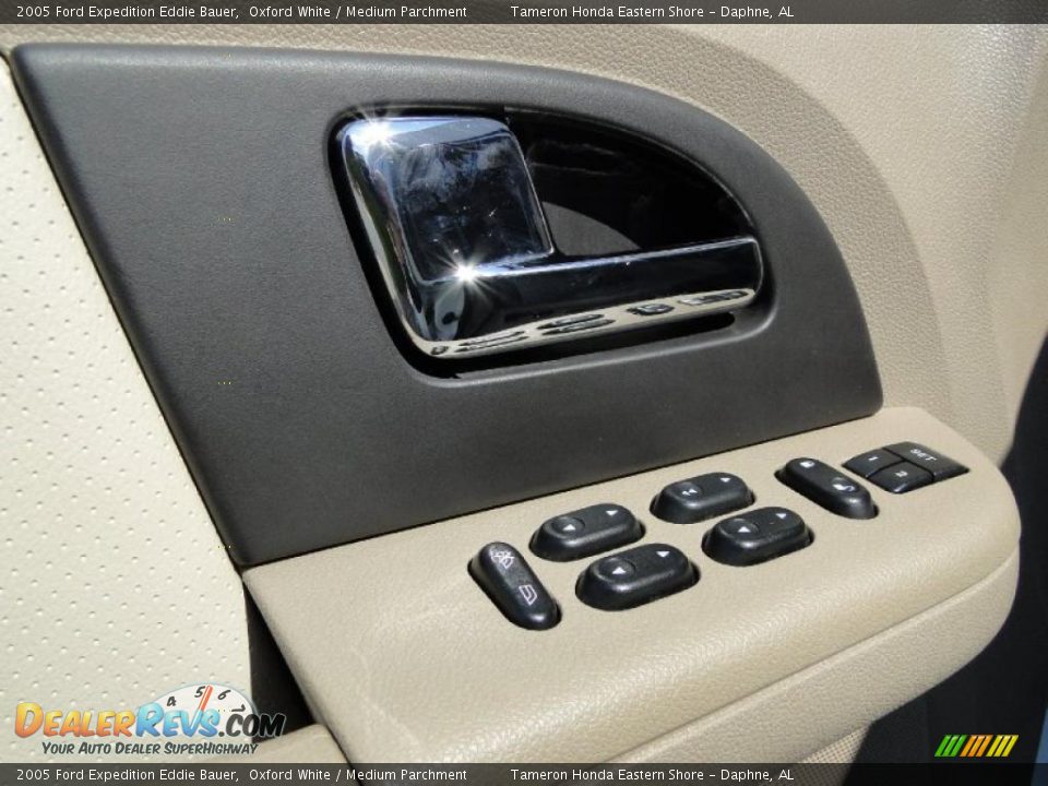 2005 Ford Expedition Eddie Bauer Oxford White / Medium Parchment Photo #15