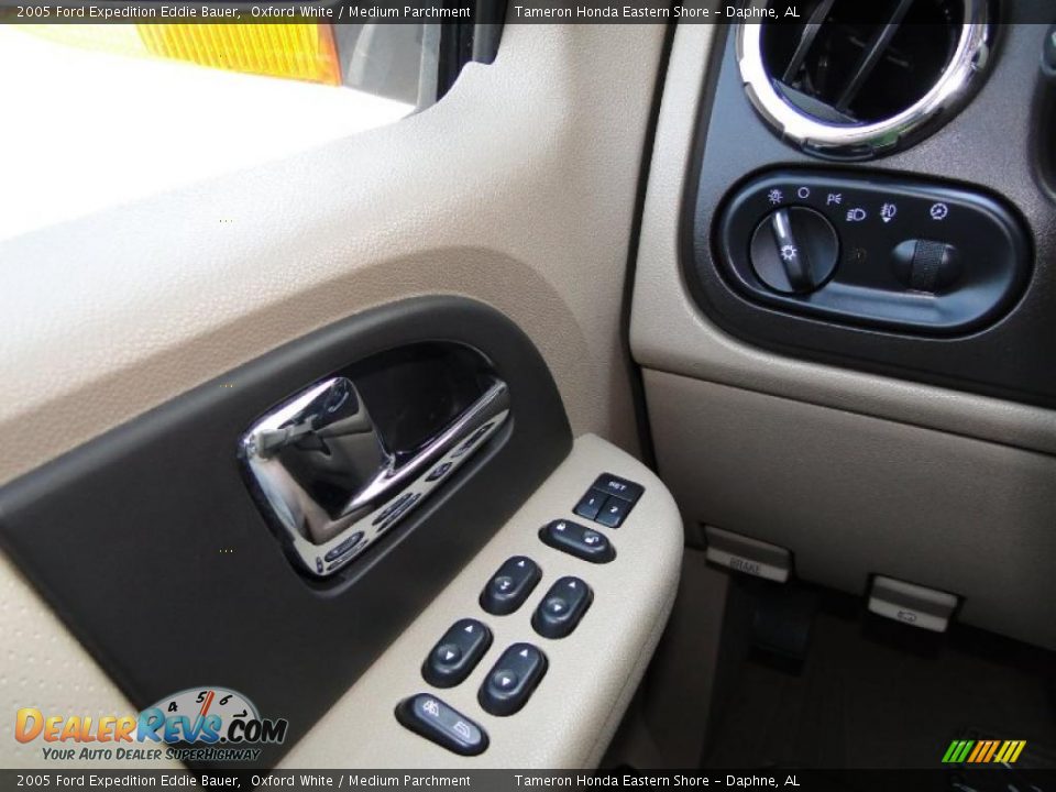 2005 Ford Expedition Eddie Bauer Oxford White / Medium Parchment Photo #16