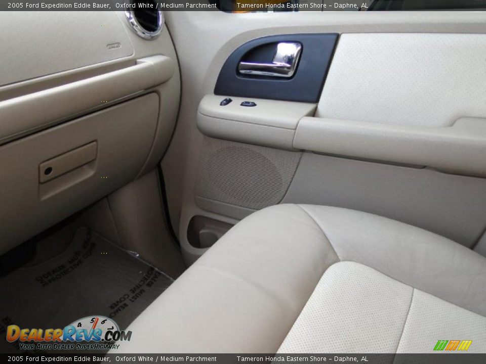 2005 Ford Expedition Eddie Bauer Oxford White / Medium Parchment Photo #23