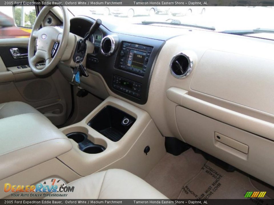 2005 Ford Expedition Eddie Bauer Oxford White / Medium Parchment Photo #24