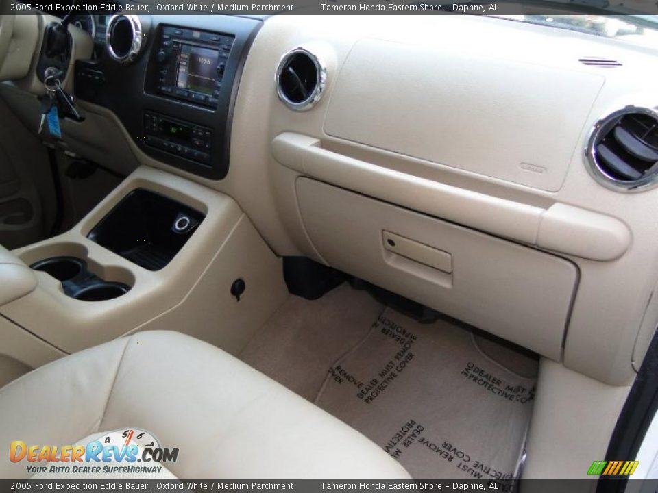2005 Ford Expedition Eddie Bauer Oxford White / Medium Parchment Photo #25