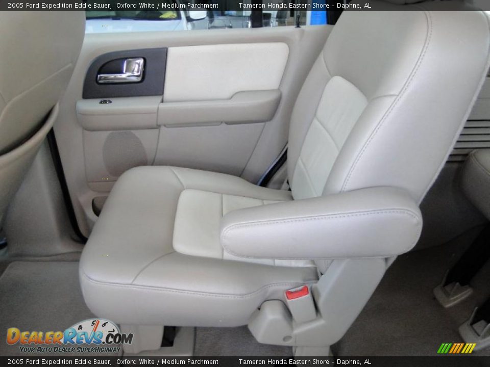 2005 Ford Expedition Eddie Bauer Oxford White / Medium Parchment Photo #28