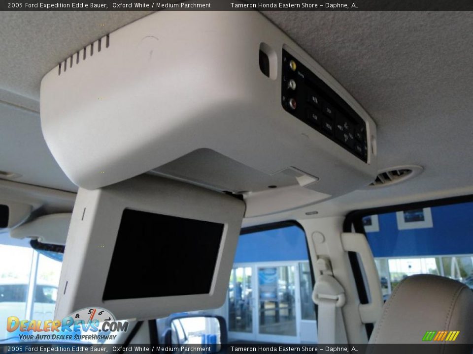 2005 Ford Expedition Eddie Bauer Oxford White / Medium Parchment Photo #30