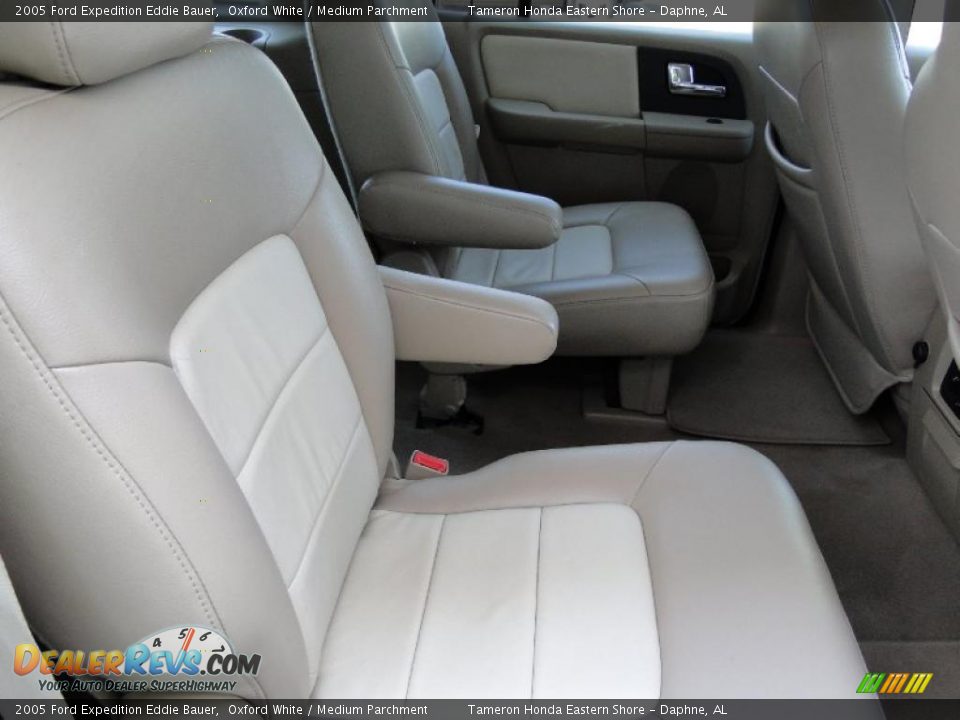2005 Ford Expedition Eddie Bauer Oxford White / Medium Parchment Photo #31