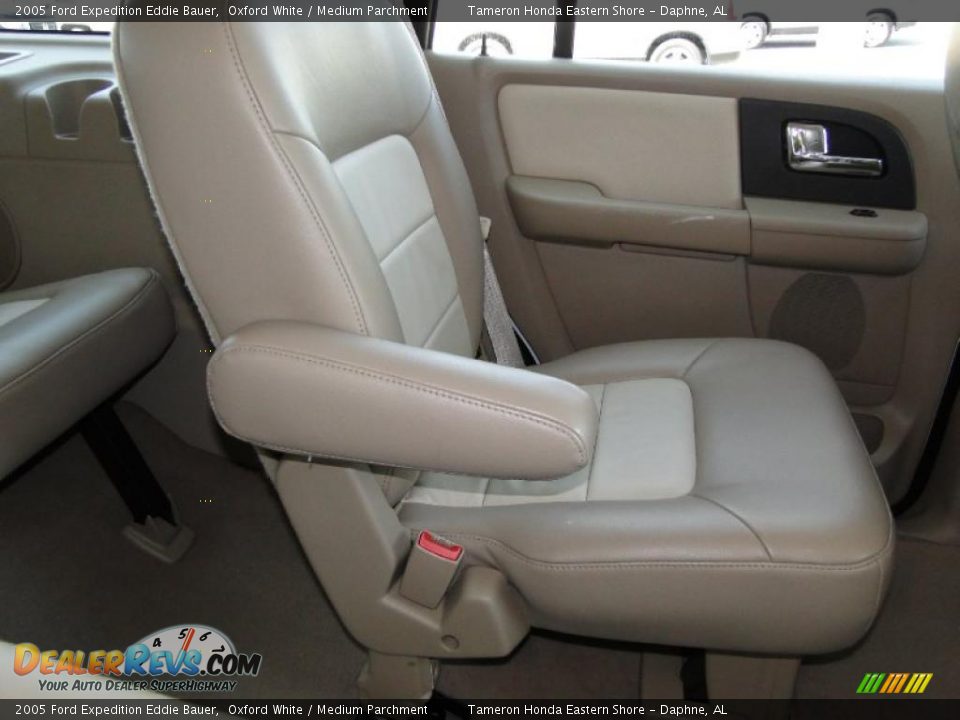 2005 Ford Expedition Eddie Bauer Oxford White / Medium Parchment Photo #32