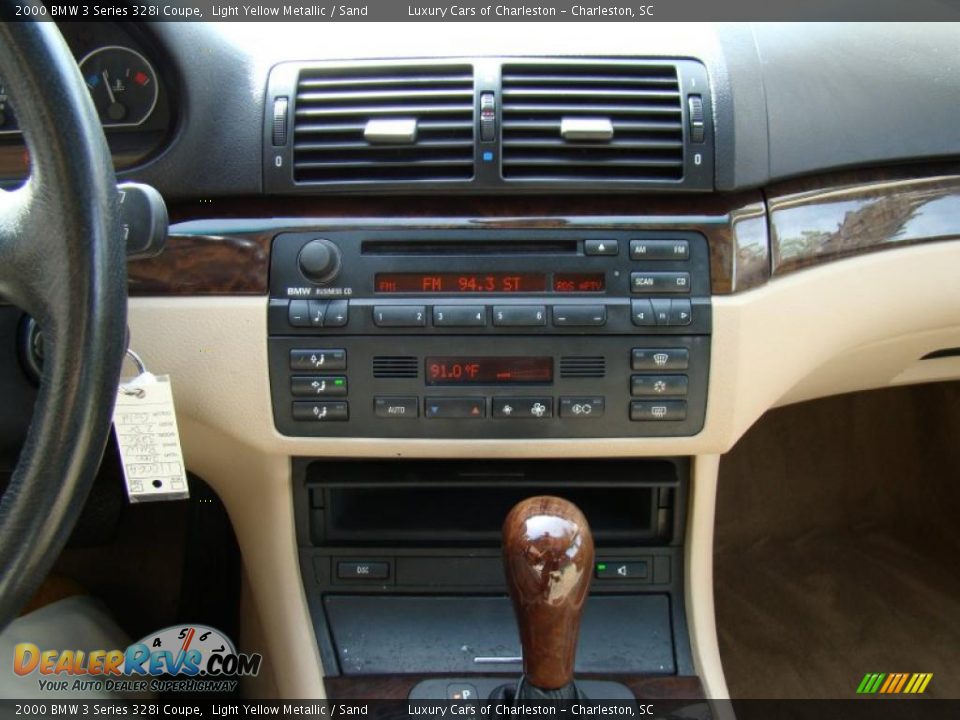 Controls of 2000 BMW 3 Series 328i Coupe Photo #20