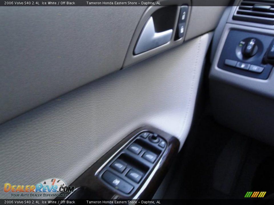 2006 Volvo S40 2.4i Ice White / Off Black Photo #15