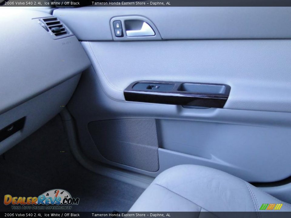 2006 Volvo S40 2.4i Ice White / Off Black Photo #24
