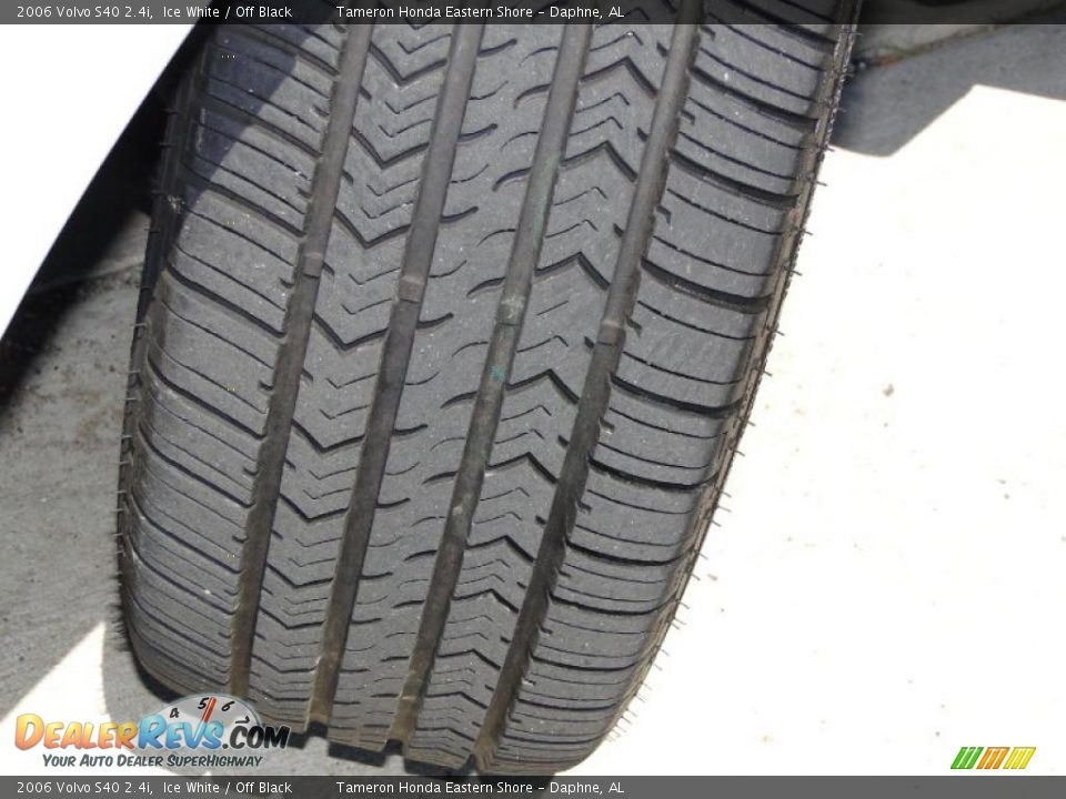 2006 Volvo S40 2.4i Ice White / Off Black Photo #33