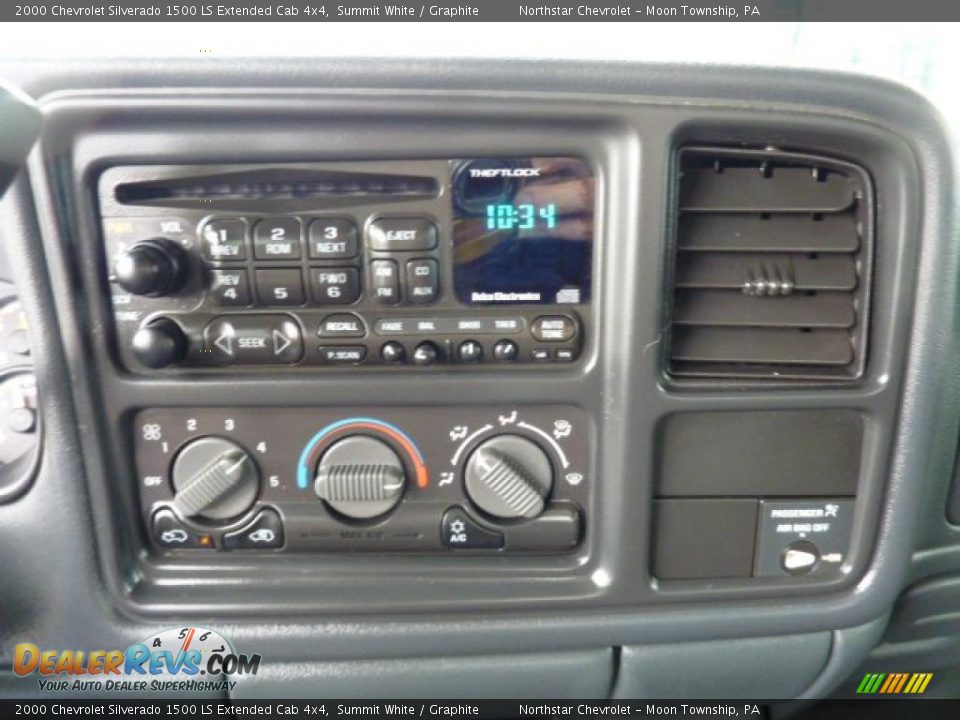 Controls of 2000 Chevrolet Silverado 1500 LS Extended Cab 4x4 Photo #13