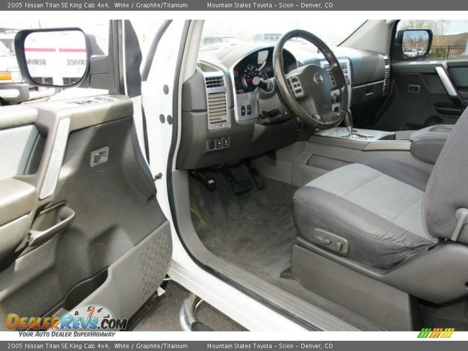 2005 Nissan Titan SE King Cab 4x4 White / Graphite/Titanium Photo #17