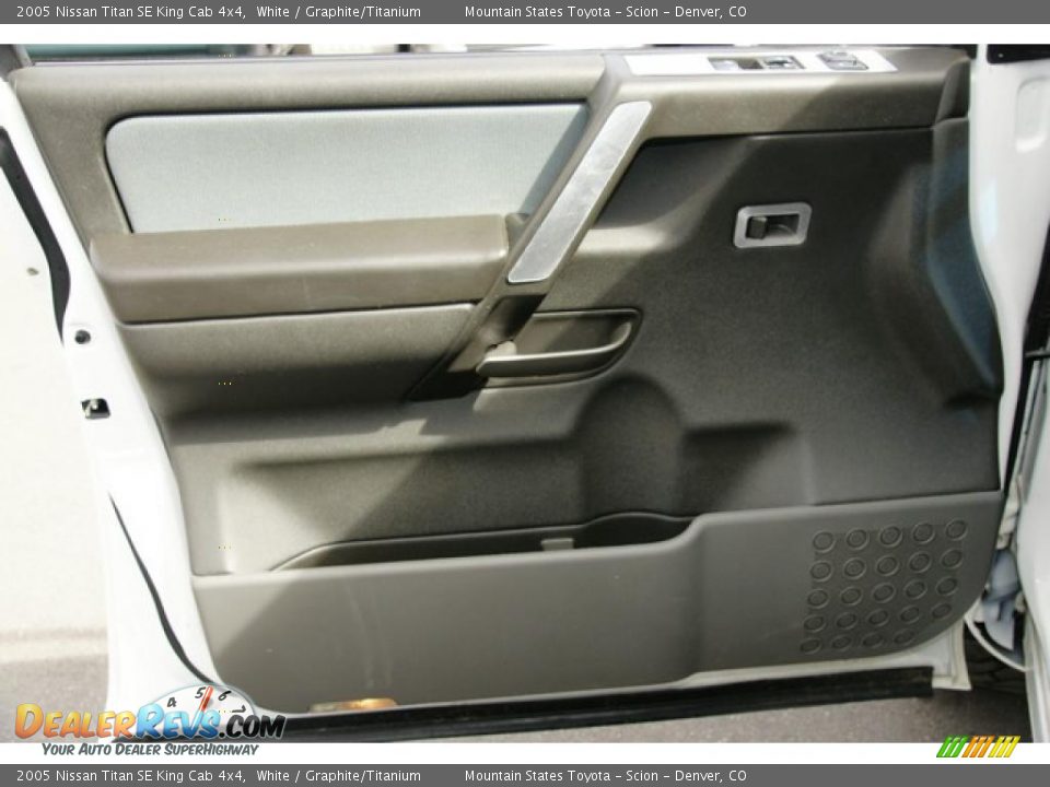 2005 Nissan Titan SE King Cab 4x4 White / Graphite/Titanium Photo #18