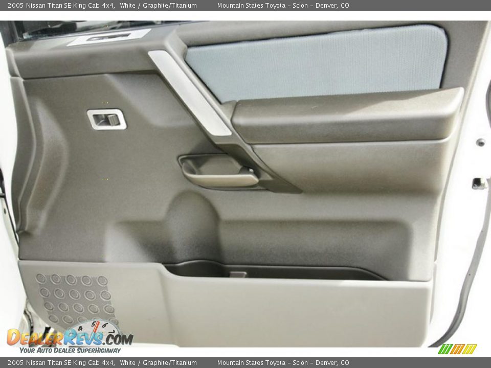 2005 Nissan Titan SE King Cab 4x4 White / Graphite/Titanium Photo #21