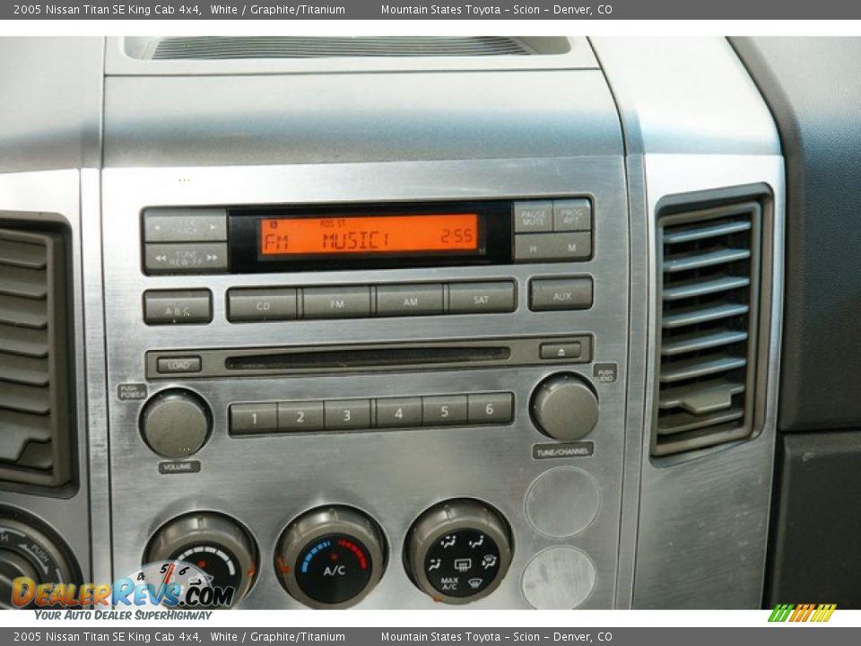 2005 Nissan Titan SE King Cab 4x4 White / Graphite/Titanium Photo #26