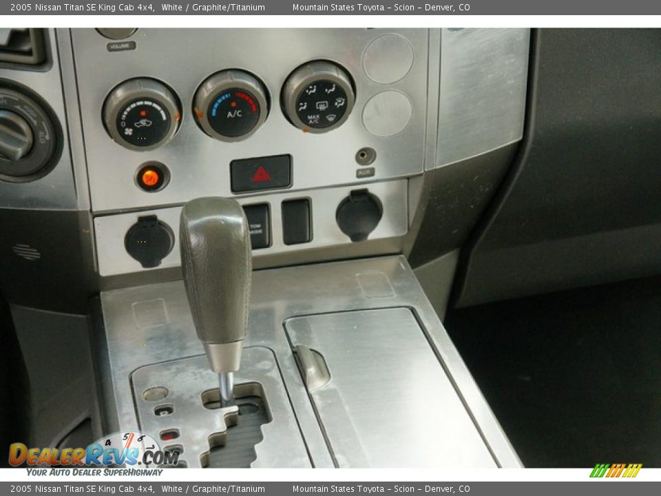 2005 Nissan Titan SE King Cab 4x4 White / Graphite/Titanium Photo #27