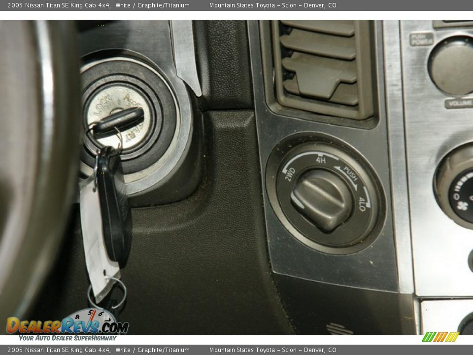 2005 Nissan Titan SE King Cab 4x4 White / Graphite/Titanium Photo #28