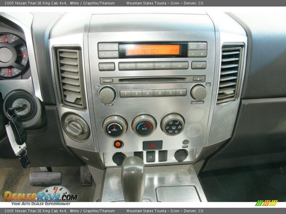 2005 Nissan Titan SE King Cab 4x4 White / Graphite/Titanium Photo #31