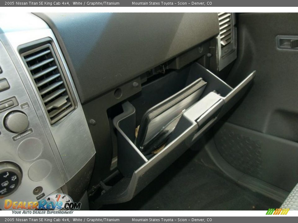 2005 Nissan Titan SE King Cab 4x4 White / Graphite/Titanium Photo #32