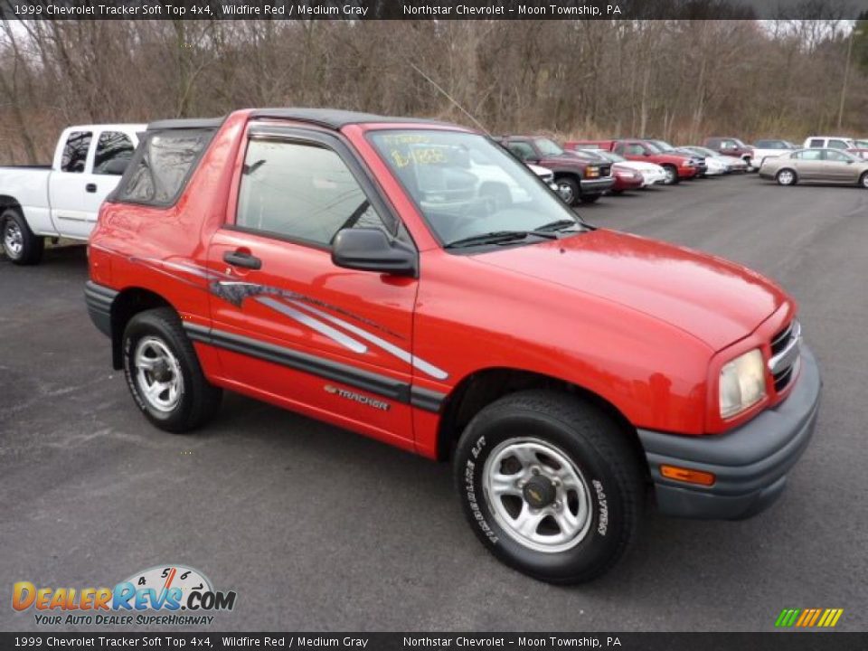 Front 3/4 View of 1999 Chevrolet Tracker Soft Top 4x4 Photo #1