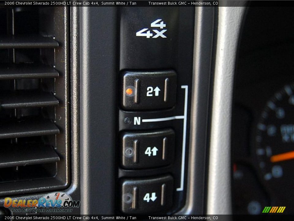 Controls of 2006 Chevrolet Silverado 2500HD LT Crew Cab 4x4 Photo #11